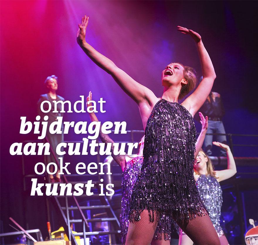Afbeelding met danser es in glitterjurk met de tekst: Omdat bijdragen aan cultuur ook een kunst is.